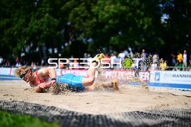 Athletin landet im Sandkasten beim Weitsprung in Mannheim