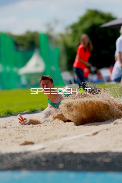 Weitsprung-Athlet landet im Sand beim Leichtathletik-Meeting in Mannheim