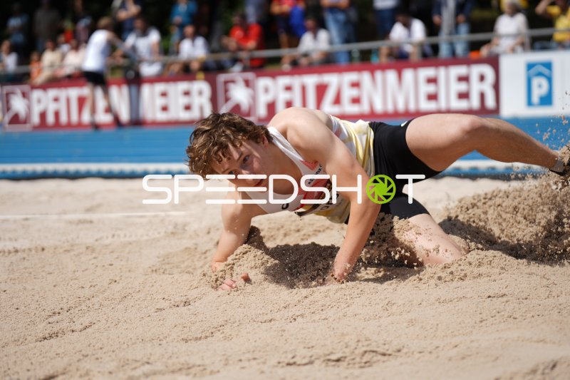 Weitsprung-Athlet landet im Sand beim Meeting in Mannheim
