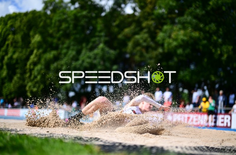 Weitsprung-Landung im Sand beim Leichtathletik-Meeting in Mannheim
