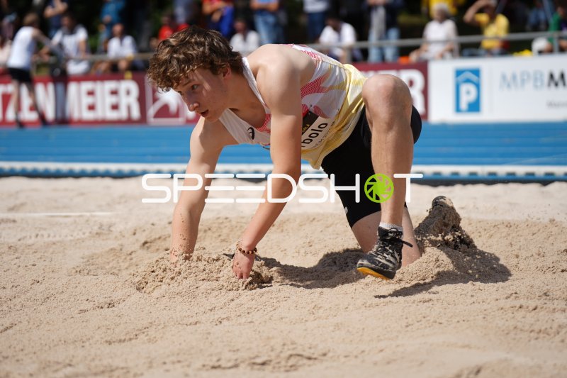 Weitsprung-Athlet landet im Sand beim Michael-Hoffmann-Stadion Mannheim