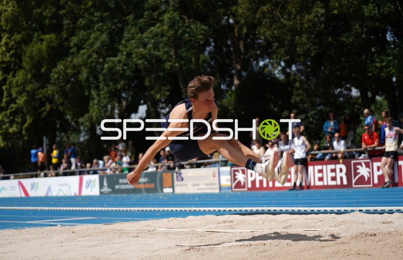 Weitsprung-Athlet beim Sprung ins Sandbett im Michael-Hoffmann-Stadion