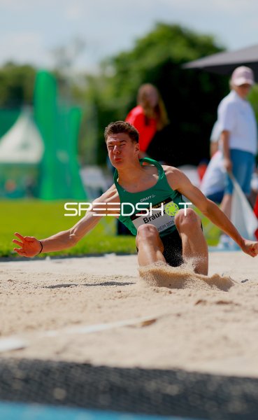 Erik Bräuer (#495) bei der Weitsprung-Landung im Sand