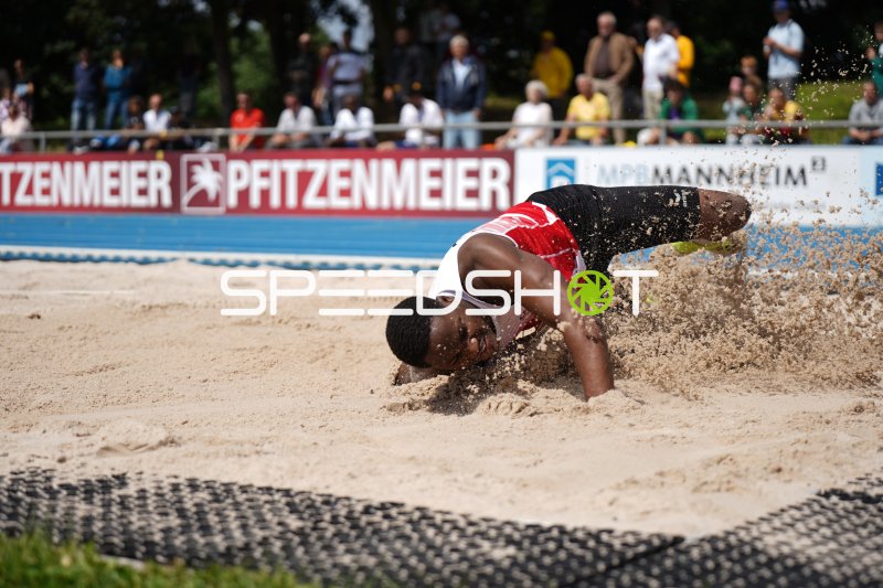 Weitsprung-Landung im Sand beim Leichtathletik-Meeting in Mannheim