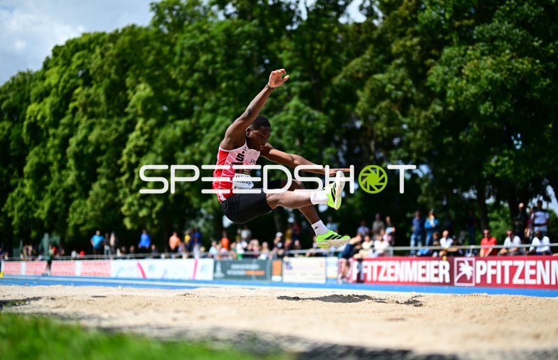 Leoniel Octavianus Ahiandjipe (#373) beim Weitsprung in Mannheim