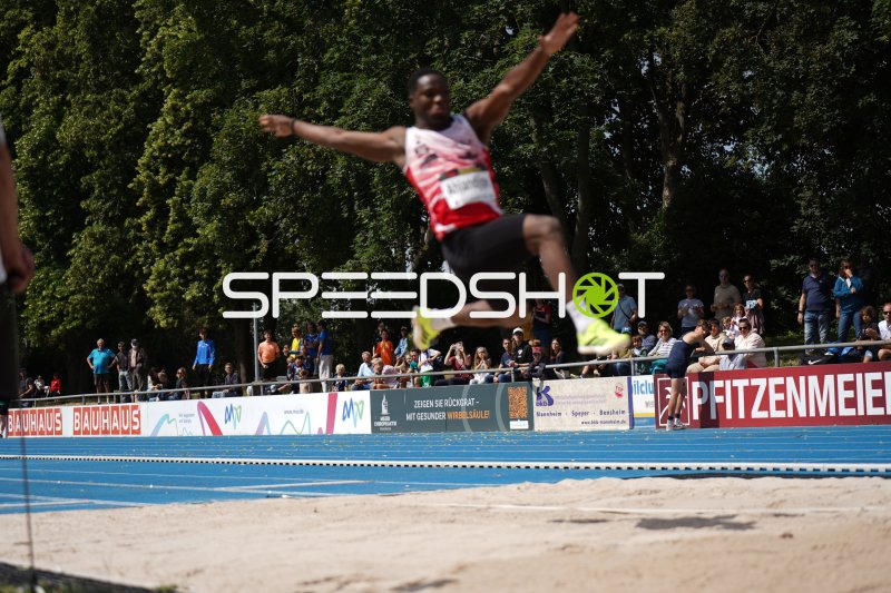 Weitsprung-Athlet beim Flug über die Sandgrube im Michael-Hoffmann-Stadion Mannheim