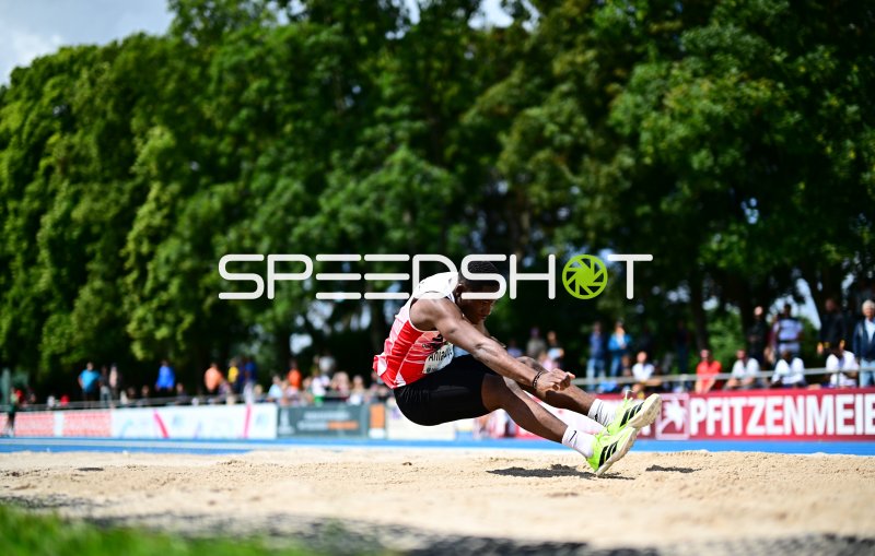 Weitsprung-Athlet landet im Sand beim Michael-Hoffmann-Stadion Mannheim