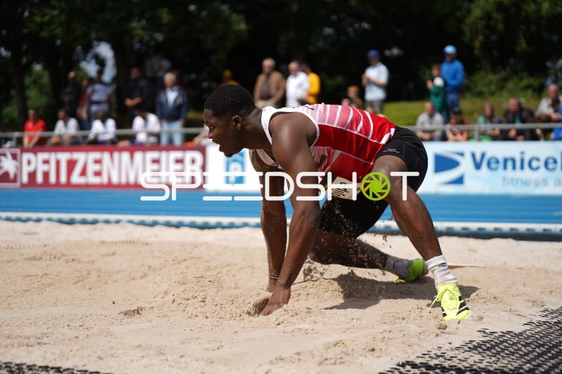 Weitsprung-Athlet landet im Sand beim Michael-Hoffmann-Stadion Mannheim