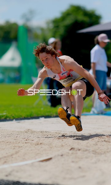 Weitsprung-Athlet beim Sprung ins Sandbecken im Michael-Hoffmann-Stadion Mannheim