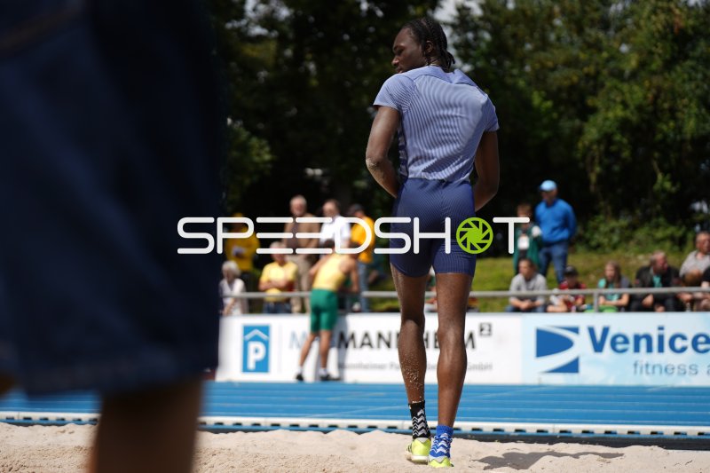 Athlet im Weitsprung-Sandkasten beim Leichtathletik-Meeting in Mannheim