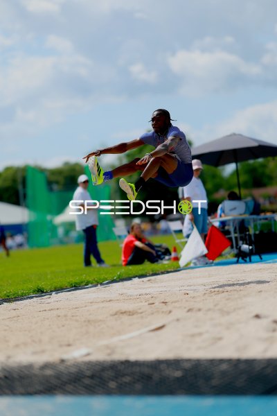 Weitsprung-Athlet beim Flug über die Sandgrube im Michael-Hoffmann-Stadion
