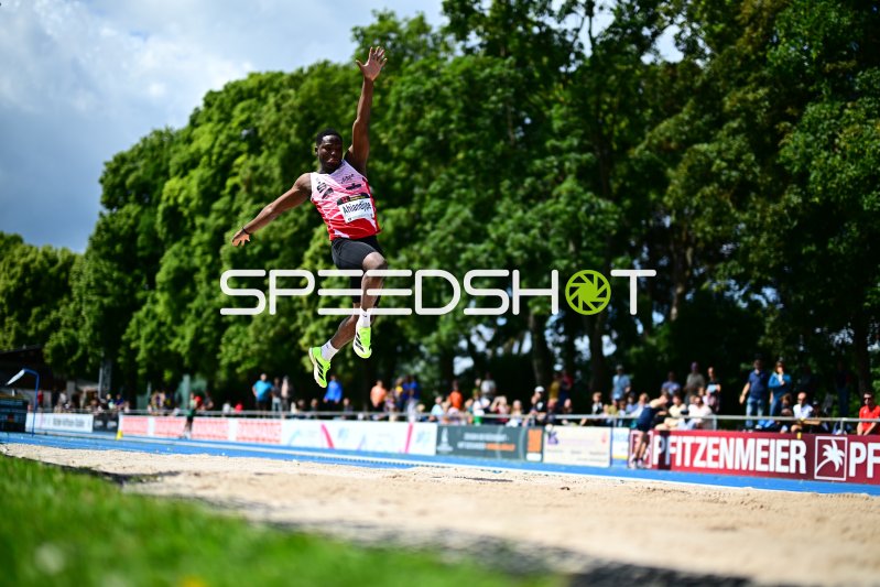 Leoniel Octavianus Ahiandjipe (#373) beim Weitsprung in Mannheim