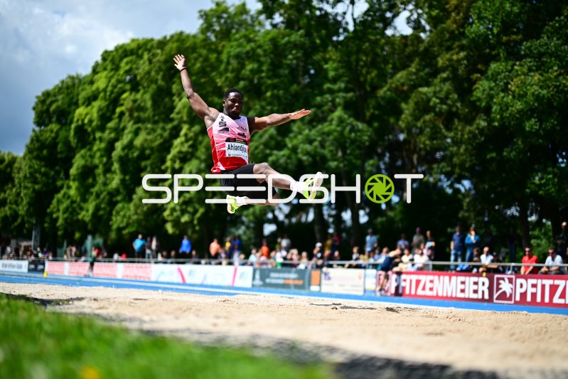 Leoniel Octavianus Ahiandjipe (#373) beim Weitsprung in Mannheim