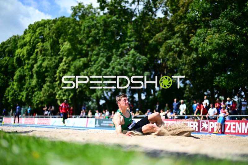Athlet landet im Sandkasten beim Weitsprung im Michael-Hoffmann-Stadion