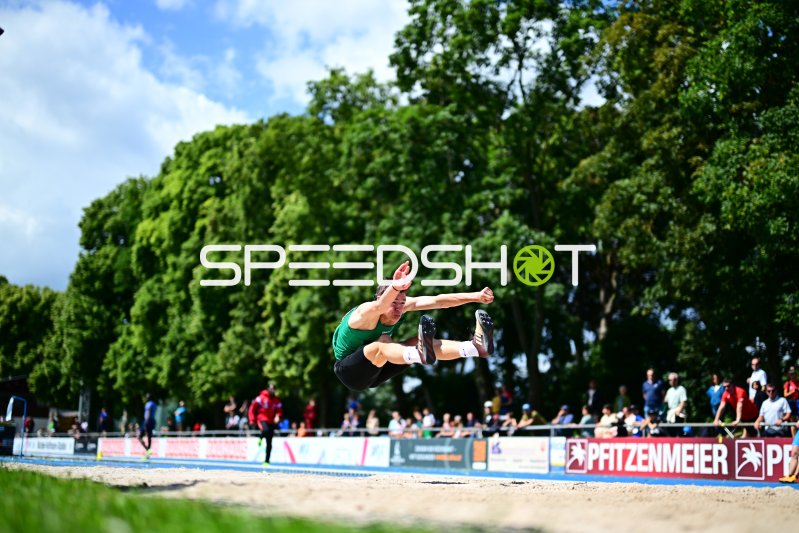 Weitsprung-Athlet in der Flugphase beim Wettkampf in Mannheim
