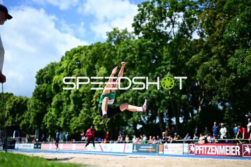 Weitsprung-Athlet beim Sprung im Michael-Hoffmann-Stadion Mannheim