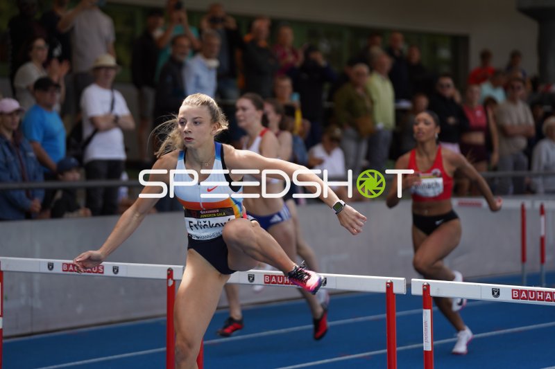 Laura Frličková (#342) bei den 10 Hürden in Mannheim