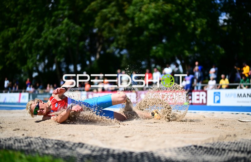 Weitsprung-Landung im Sand beim Leichtathletik-Meeting in Mannheim