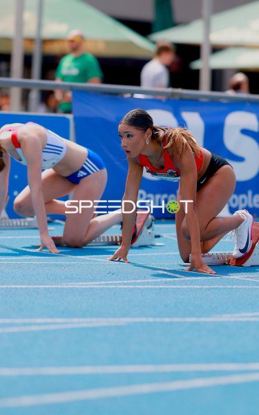 Amalia Pannach in den Startblöcken beim Sprint im Michael-Hoffmann-Stadion