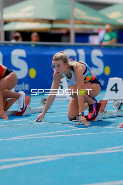 Startblock-Moment einer Sprinterin in Bahn 5 beim Leichtathletik-Meeting Mannheim