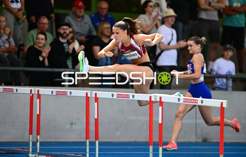 Jil Sanchez (#329) beim 100m-Hürdenlauf in Mannheim