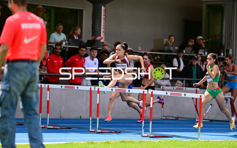 Jil Sanchez (#329) beim 400m-Hürdenlauf im Michael-Hoffmann-Stadion Mannheim