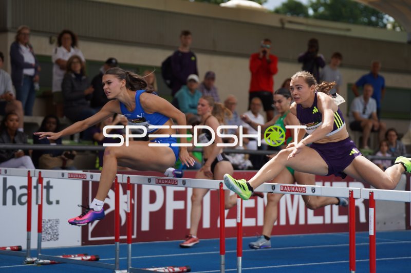Shira Kurzawa und Megan Nieman im Hürdensprint beim Michael-Hoffmann-Stadion