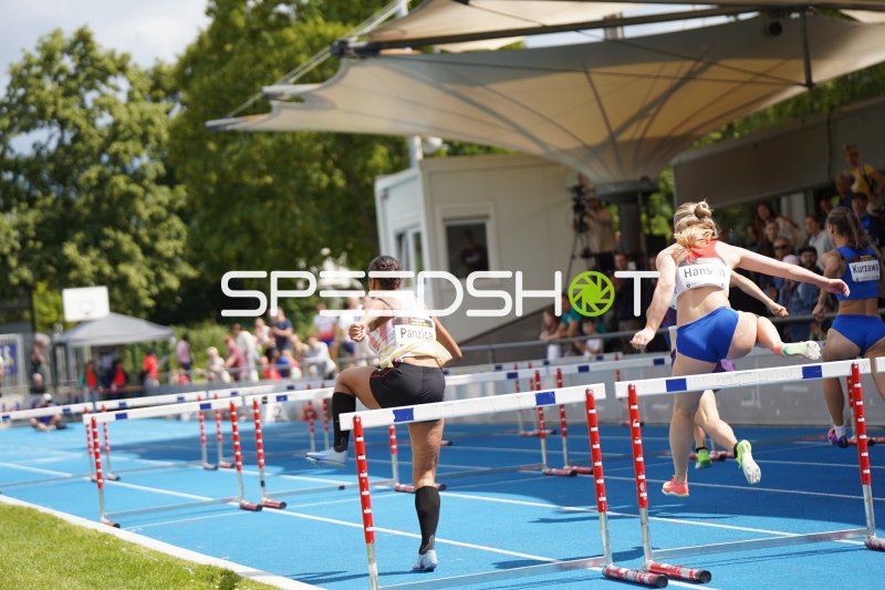 Kezia Panzica und Oda Asdal Hansen beim 100m-Hürdenlauf in Mannheim
