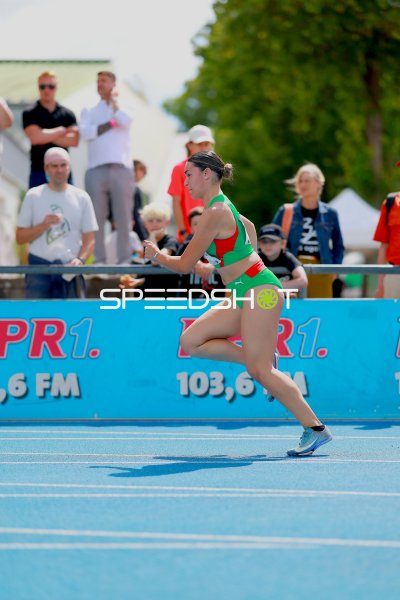 Athletin beim Sprint im Michael-Hoffmann-Stadion Mannheim