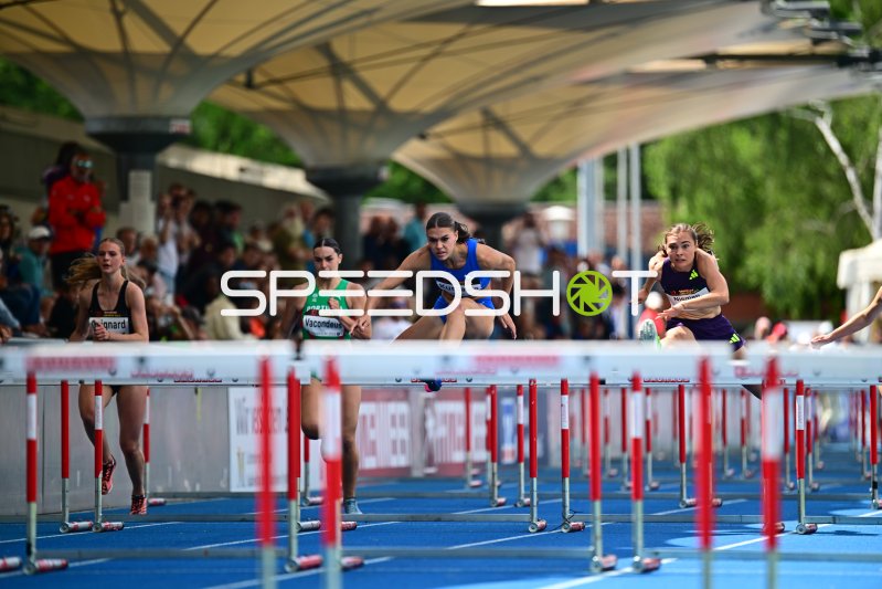 Shira Kurzawa und Megan Nieman beim 400m-Hürdenlauf in Mannheim