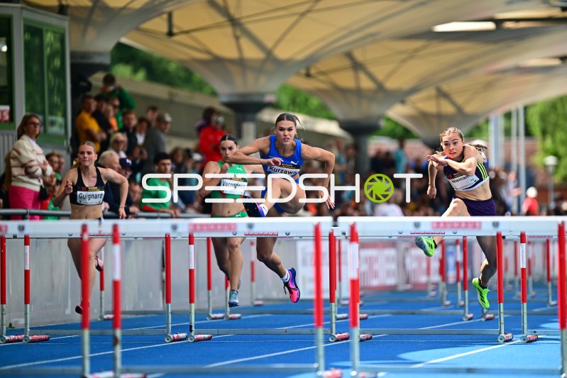 Shira Kurzawa beim 400m-Hürdenlauf im Michael-Hoffmann-Stadion Mannheim