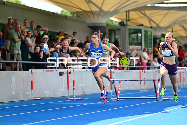 Shira Kurzawa (#431) und Megan Nieman beim 10H-Hürdenlauf in Mannheim