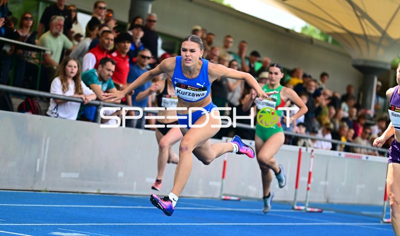 Shira Kurzawa (#431) und Iara Vacondeus im Hürdensprint beim Junioren-Gala Mannheim