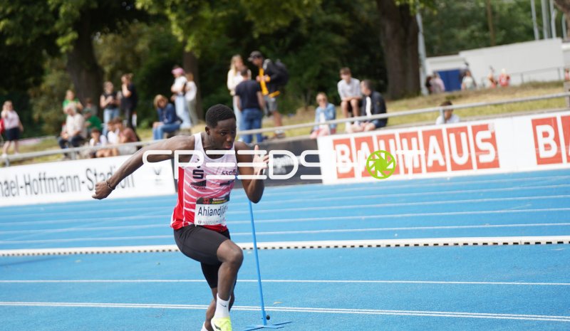 Leoniel Octavianus Ahiandjipe (#373) beim Weitsprung-Anlauf im Michael-Hoffmann-Stadion