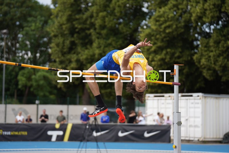 Schwedischer Hochspringer beim Fosbury-Flop im Michael-Hoffmann-Stadion