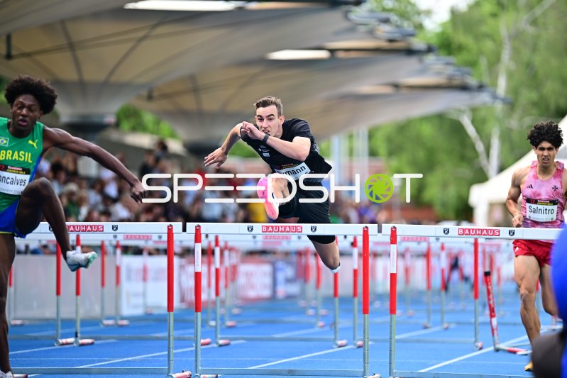 Benjamin Salnitro beim 110m-Hürdenlauf im Michael-Hoffmann-Stadion Mannheim