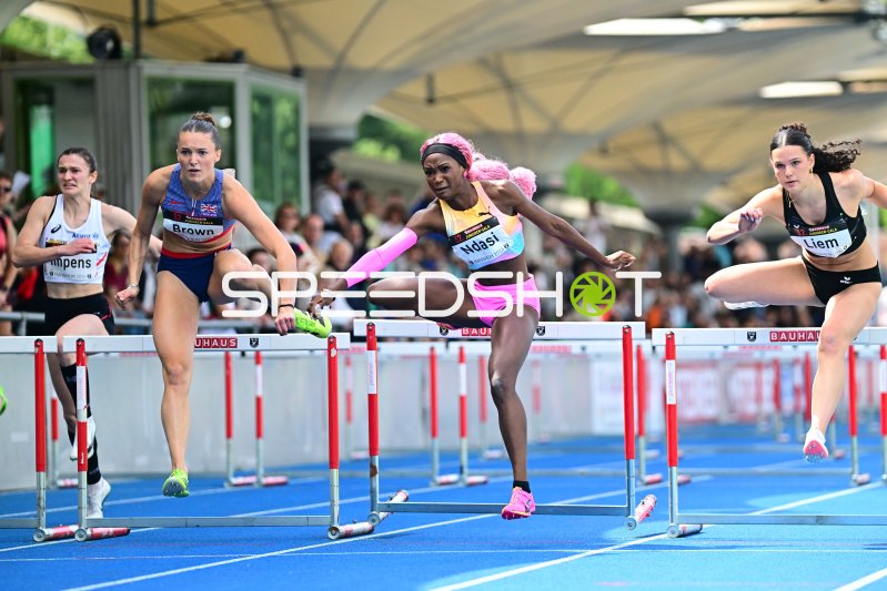 Sereina Liem und weitere Athletinnen beim 100m-Hürdenlauf in Mannheim