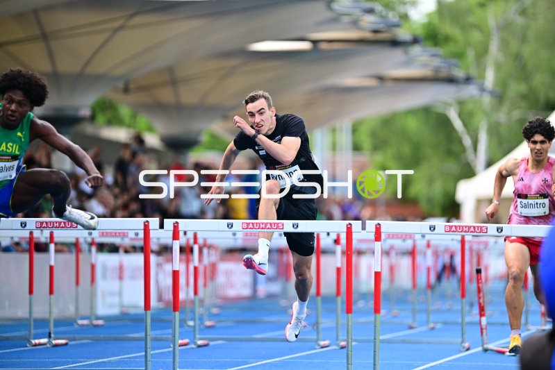 Hürdenläufer überspringt Hürde vor Benjamin Salnitro beim 110m-Hürdenlauf