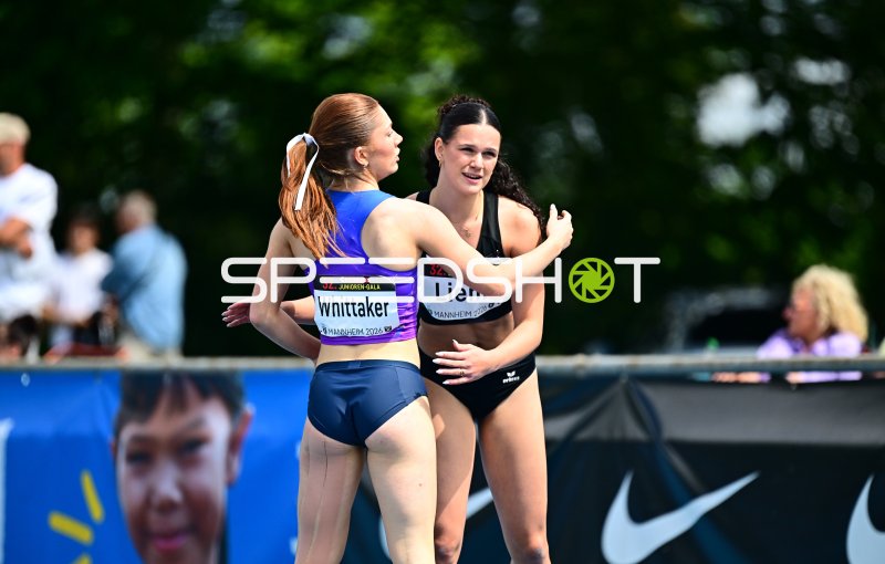 Sereina Liem und Holly Whittaker umarmen sich nach dem Wettkampf