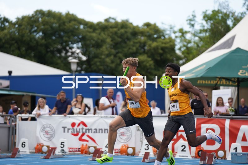 Staffelübergabe beim 4x100m-Lauf für Team GER I im Michael-Hoffmann-Stadion