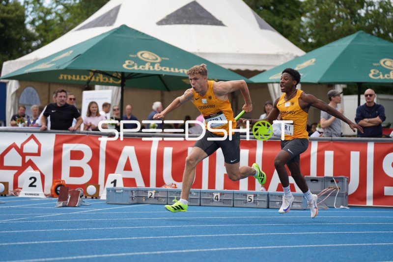 Jakob Kemminer beim 4x100m-Staffelwechsel im Michael-Hoffmann-Stadion Mannheim