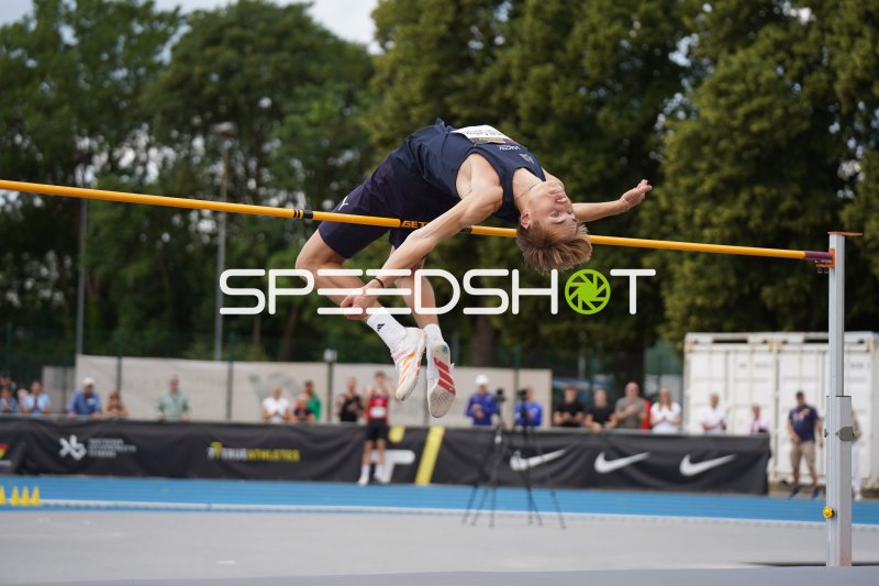 Hochspringer überquert die Latte im Fosbury-Flop beim Hochsprung