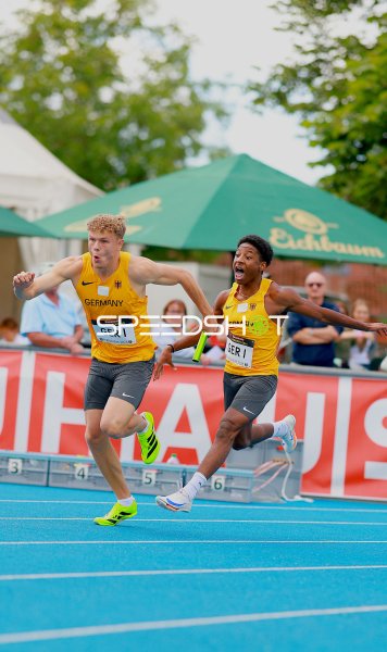 Jakob Kemminer beim 4x100m-Staffelwechsel für Germany im Michael-Hoffmann-Stadion