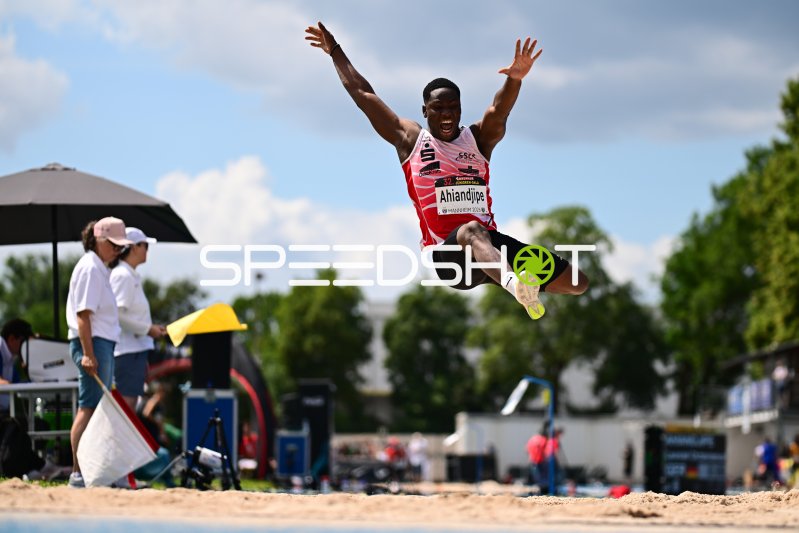 Leoniel Octavianus Ahiandjipe (#373) beim Weitsprung in Mannheim