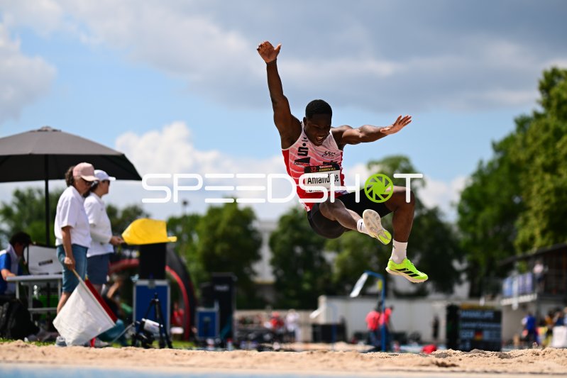 Leoniel Octavianus Ahiandjipe (#373) beim Weitsprung in Mannheim