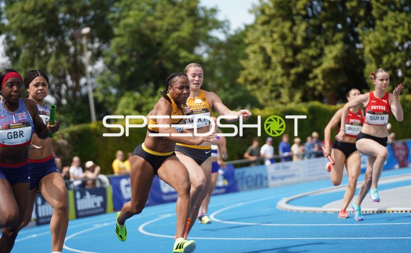 Nell Desir und Anochili Lena beim 4x100m-Staffelwechsel in Mannheim