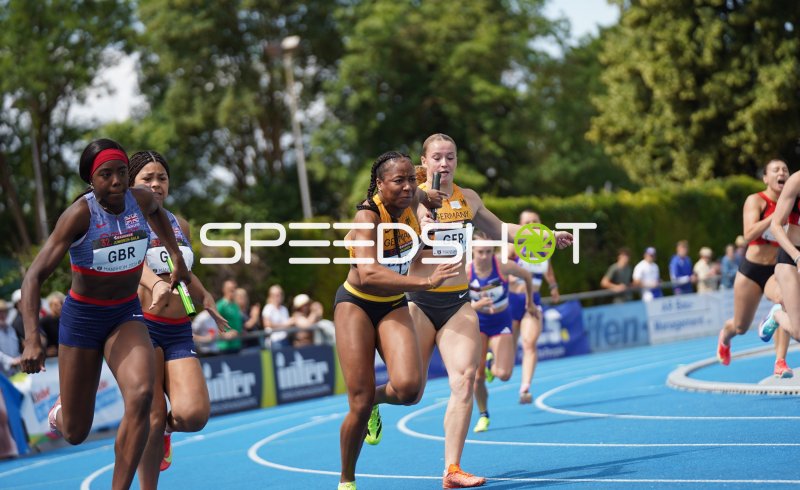 Anochili Lena und Nell Desir beim 4x100m-Staffelwechsel in Mannheim