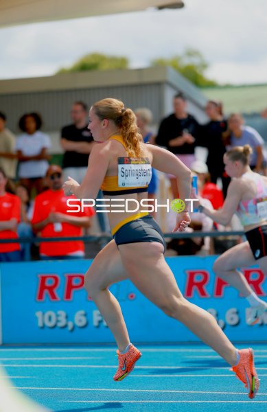 Paula Springstein (#372) beim 200m-Sprint im Michael-Hoffmann-Stadion Mannheim