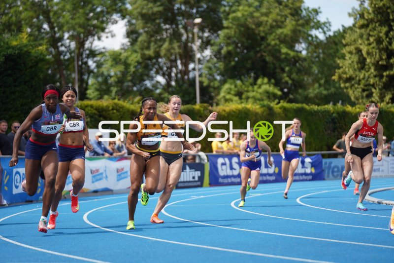 Anochili Lena und Nell Desir im 4x100m-Staffelrennen in Mannheim