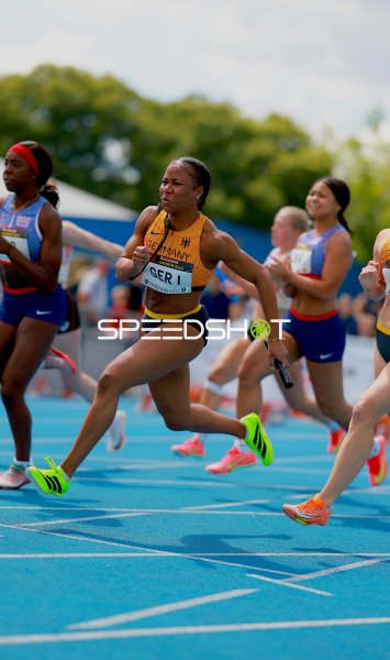 Nell Desir und Anochili Lena im 4x100m-Staffellauf beim Junioren-Gala Mannheim